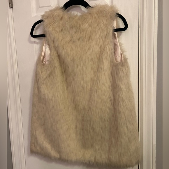 BB Dakota Faux Fur Vest in Cream - Picture 2 of 9